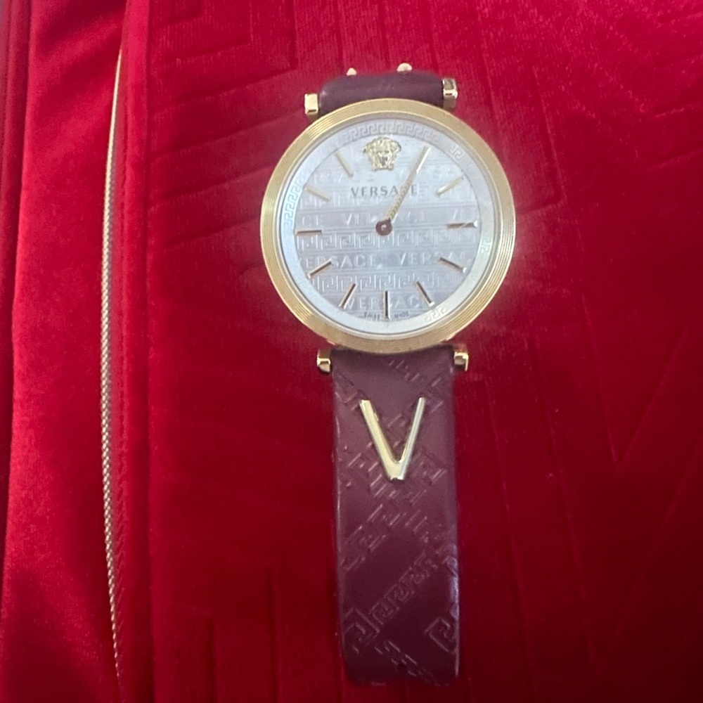 Just couple times wear without any scratches and demage. So beautiful color .